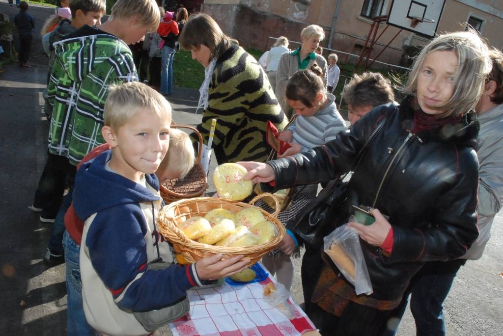 Piektdien, 25. septembrī, Vecpilī notika tradicionālais Miķeļdienas tirgus. Tā laikā bija arī Dzejas tirgus. Pie vecpilniekiem bija ieradies dzejnieks Jānis Auza.
Autors: Uldis Dobelis