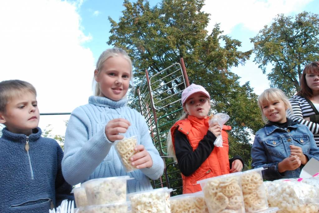 Piektdien, 25. septembrī, Vecpilī notika tradicionālais Miķeļdienas tirgus. Tā laikā bija arī Dzejas tirgus. Pie vecpilniekiem bija ieradies dzejnieks Jānis Auza.
Autors: Uldis Dobelis