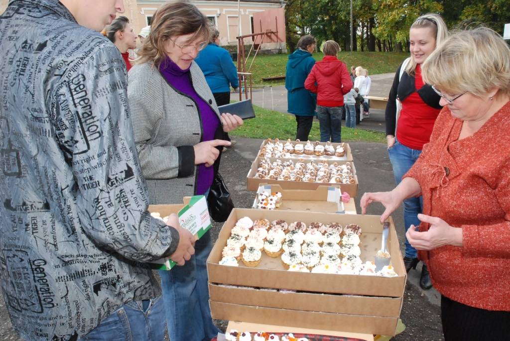 Piektdien, 25. septembrī, Vecpilī notika tradicionālais Miķeļdienas tirgus. Tā laikā bija arī Dzejas tirgus. Pie vecpilniekiem bija ieradies dzejnieks Jānis Auza.
Autors: Uldis Dobelis