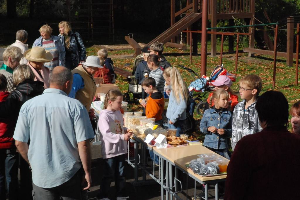 Piektdien, 25. septembrī, Vecpilī notika tradicionālais Miķeļdienas tirgus. Tā laikā bija arī Dzejas tirgus. Pie vecpilniekiem bija ieradies dzejnieks Jānis Auza.
Autors: Uldis Dobelis