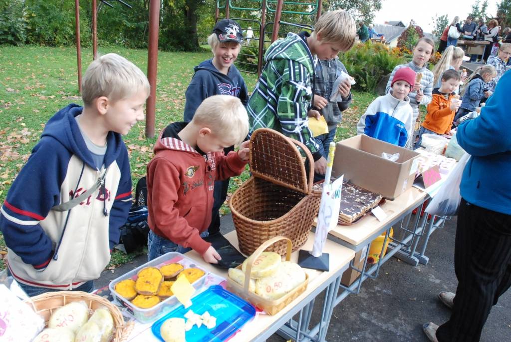 Piektdien, 25. septembrī, Vecpilī notika tradicionālais Miķeļdienas tirgus. Tā laikā bija arī Dzejas tirgus. Pie vecpilniekiem bija ieradies dzejnieks Jānis Auza.
Autors: Uldis Dobelis