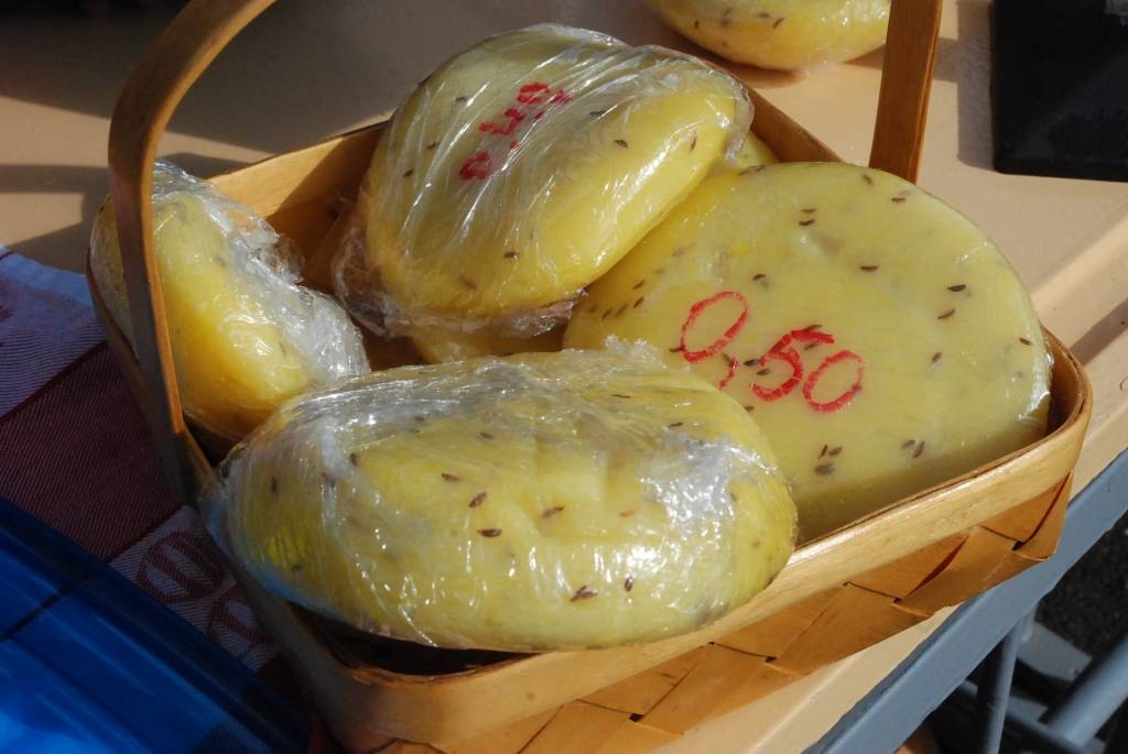 Piektdien, 25. septembrī, Vecpilī notika tradicionālais Miķeļdienas tirgus. Tā laikā bija arī Dzejas tirgus. Pie vecpilniekiem bija ieradies dzejnieks Jānis Auza.
Autors: Uldis Dobelis