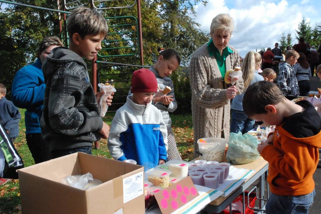 Piektdien, 25. septembrī, Vecpilī notika tradicionālais Miķeļdienas tirgus. Tā laikā bija arī Dzejas tirgus. Pie vecpilniekiem bija ieradies dzejnieks Jānis Auza.
Autors: Uldis Dobelis