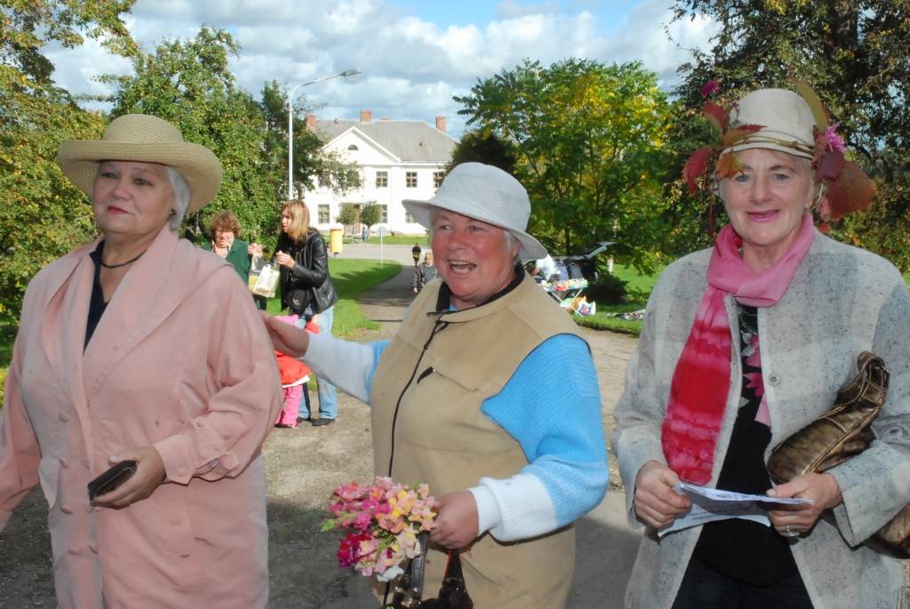 Piektdien, 25. septembrī, Vecpilī notika tradicionālais Miķeļdienas tirgus. Tā laikā bija arī Dzejas tirgus. Pie vecpilniekiem bija ieradies dzejnieks Jānis Auza.
Autors: Uldis Dobelis