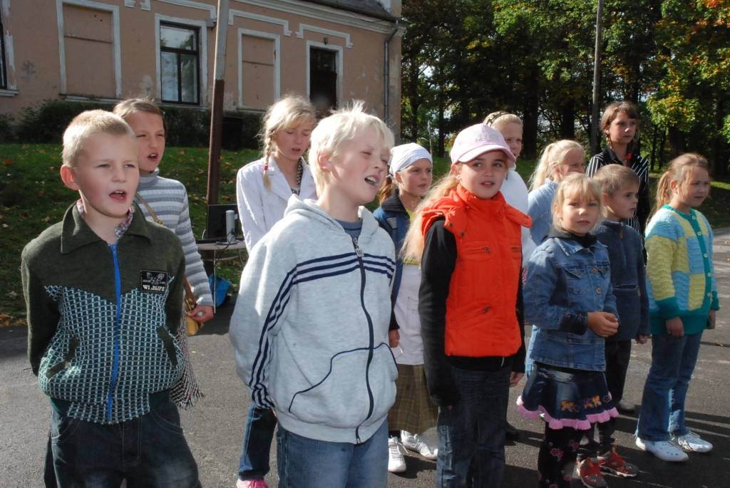 Piektdien, 25. septembrī, Vecpilī notika tradicionālais Miķeļdienas tirgus. Tā laikā bija arī Dzejas tirgus. Pie vecpilniekiem bija ieradies dzejnieks Jānis Auza.
Autors: Uldis Dobelis