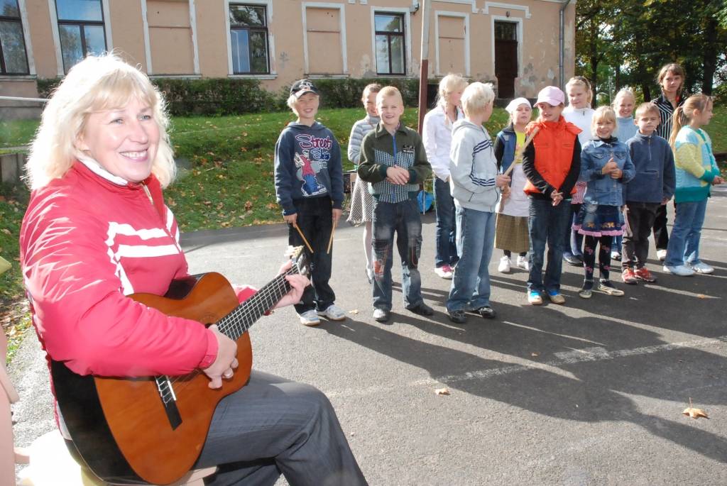 Piektdien, 25. septembrī, Vecpilī notika tradicionālais Miķeļdienas tirgus. Tā laikā bija arī Dzejas tirgus. Pie vecpilniekiem bija ieradies dzejnieks Jānis Auza.
Autors: Uldis Dobelis