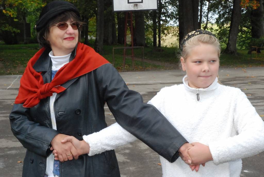 Piektdien, 25. septembrī, Vecpilī notika tradicionālais Miķeļdienas tirgus. Tā laikā bija arī Dzejas tirgus. Pie vecpilniekiem bija ieradies dzejnieks Jānis Auza.
Autors: Uldis Dobelis