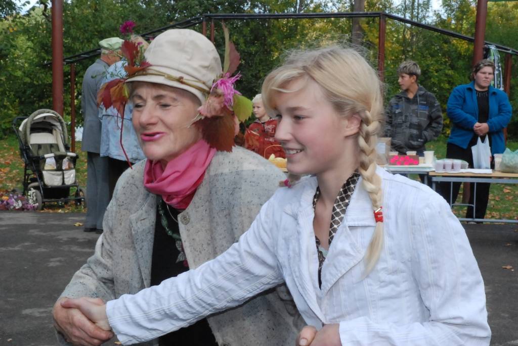 Piektdien, 25. septembrī, Vecpilī notika tradicionālais Miķeļdienas tirgus. Tā laikā bija arī Dzejas tirgus. Pie vecpilniekiem bija ieradies dzejnieks Jānis Auza.
Autors: Uldis Dobelis