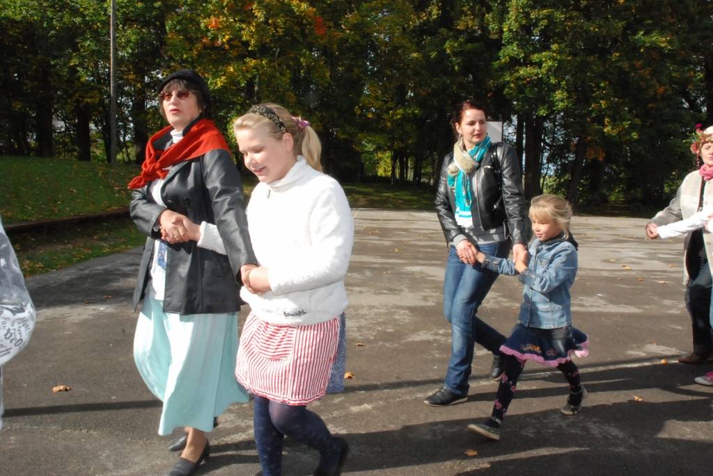 Piektdien, 25. septembrī, Vecpilī notika tradicionālais Miķeļdienas tirgus. Tā laikā bija arī Dzejas tirgus. Pie vecpilniekiem bija ieradies dzejnieks Jānis Auza.
Autors: Uldis Dobelis