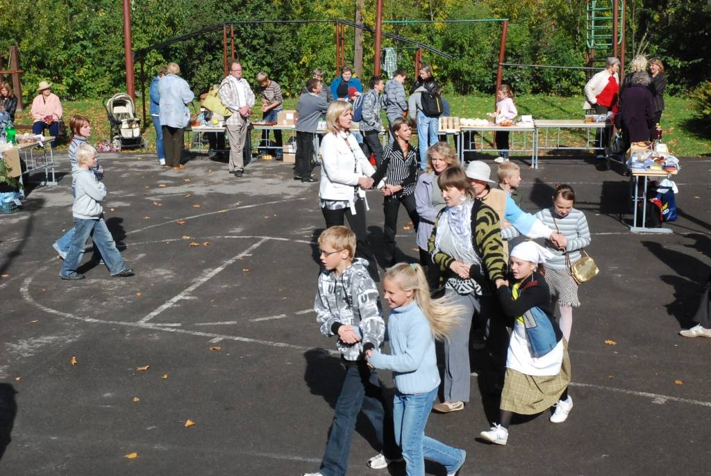 Piektdien, 25. septembrī, Vecpilī notika tradicionālais Miķeļdienas tirgus. Tā laikā bija arī Dzejas tirgus. Pie vecpilniekiem bija ieradies dzejnieks Jānis Auza.
Autors: Uldis Dobelis