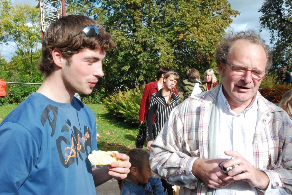 Piektdien, 25. septembrī, Vecpilī notika tradicionālais Miķeļdienas tirgus. Tā laikā bija arī Dzejas tirgus. Pie vecpilniekiem bija ieradies dzejnieks Jānis Auza.
Autors: Uldis Dobelis