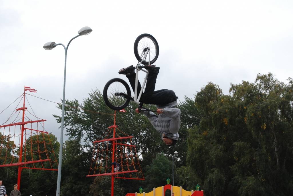 Otrdien, 22. septembrī, Jūrmalas parkā norisinājās pēdējais Eiropas Mobilitātes nedēļas pasākums Liepājā. Jūrmalas parkā velosipēdisti rādīja trikus.