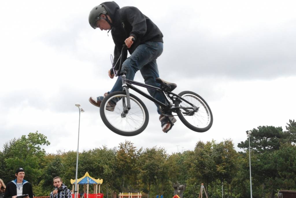 Otrdien, 22. septembrī, Jūrmalas parkā norisinājās pēdējais Eiropas Mobilitātes nedēļas pasākums Liepājā. Jūrmalas parkā velosipēdisti rādīja trikus.