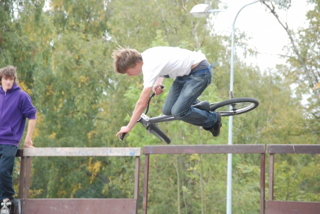 Otrdien, 22. septembrī, Jūrmalas parkā norisinājās pēdējais Eiropas Mobilitātes nedēļas pasākums Liepājā. Jūrmalas parkā velosipēdisti rādīja trikus.