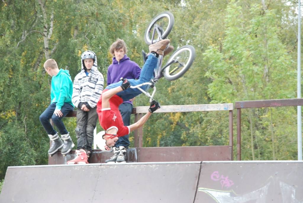 Otrdien, 22. septembrī, Jūrmalas parkā norisinājās pēdējais Eiropas Mobilitātes nedēļas pasākums Liepājā. Jūrmalas parkā velosipēdisti rādīja trikus.