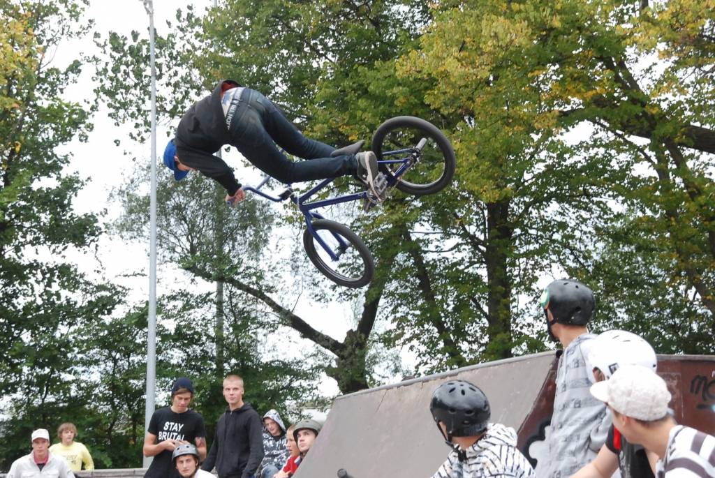 Otrdien, 22. septembrī, Jūrmalas parkā norisinājās pēdējais Eiropas Mobilitātes nedēļas pasākums Liepājā. Jūrmalas parkā velosipēdisti rādīja trikus.