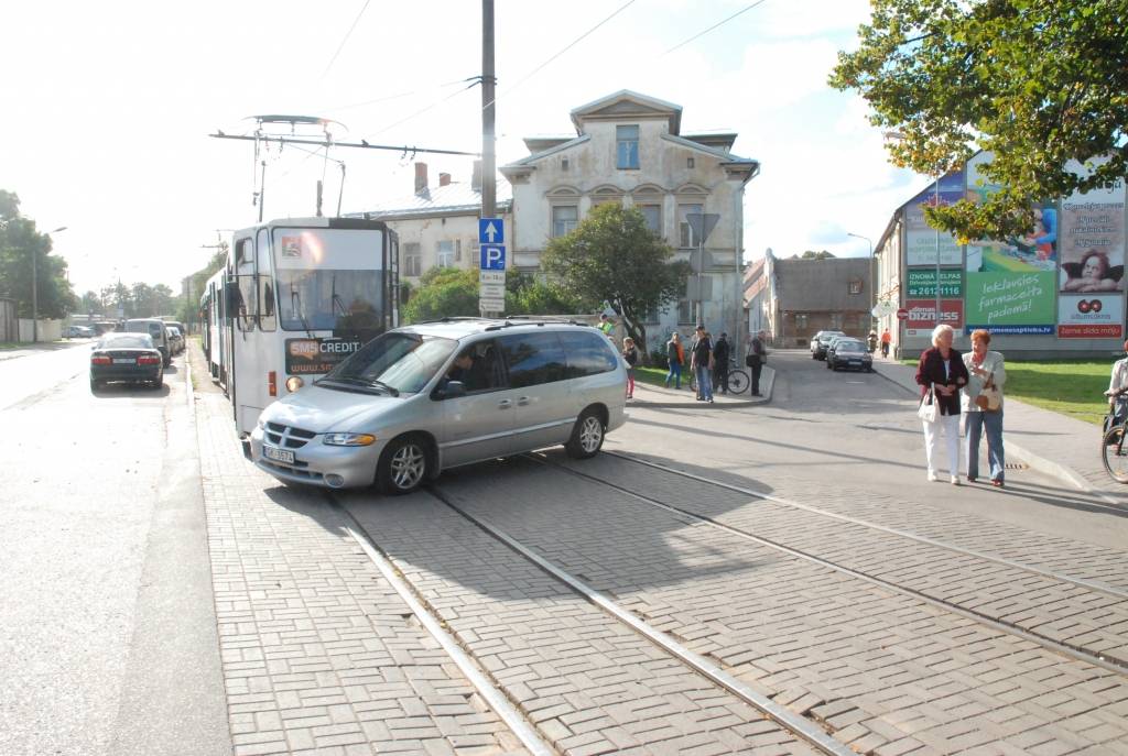 Šodien, 17. septembrī, pulksten 16 notika sadursme starp automašīnu "Chrysler Voyager" un tramvaju. Automašīnu vadīja 1965. gadā dzimis šoferis. Kā informē policijā, viņš braucis pa Ludviķa ielu un nedeva ceļu virzienā uz centru braucošam...
Autors: "Rekurzeme", portāls