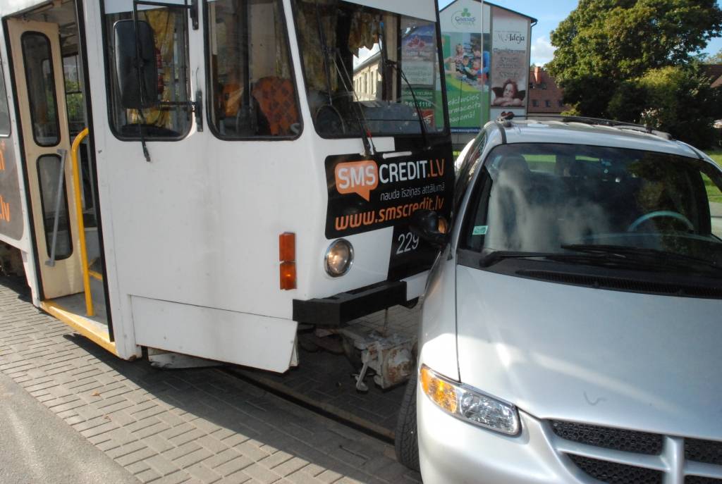 Šodien, 17. septembrī, pulksten 16 notika sadursme starp automašīnu "Chrysler Voyager" un tramvaju. Automašīnu vadīja 1965. gadā dzimis šoferis. Kā informē policijā, viņš braucis pa Ludviķa ielu un nedeva ceļu virzienā uz centru braucošam...
Autors: "Rekurzeme", portāls