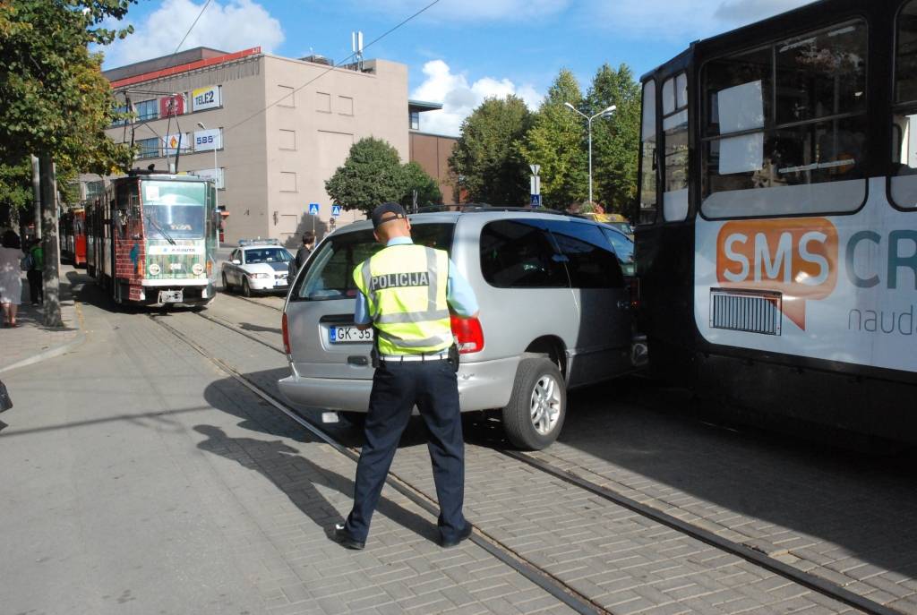 Šodien, 17. septembrī, pulksten 16 notika sadursme starp automašīnu "Chrysler Voyager" un tramvaju. Automašīnu vadīja 1965. gadā dzimis šoferis. Kā informē policijā, viņš braucis pa Ludviķa ielu un nedeva ceļu virzienā uz centru braucošam...
Autors: "Rekurzeme", portāls