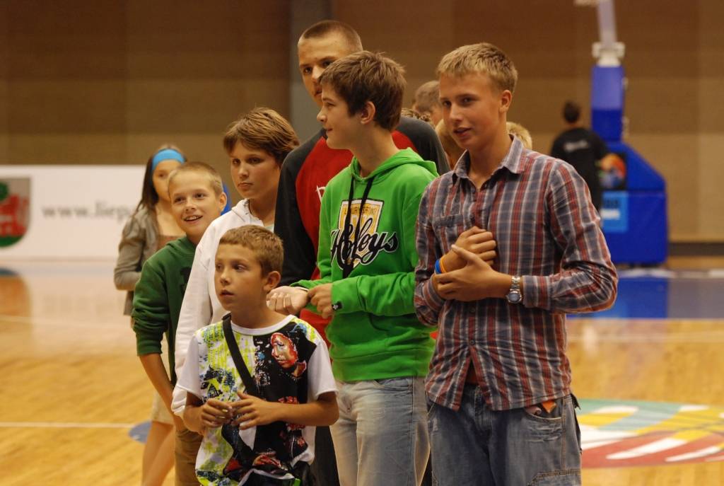 Starptautiskā basketbola turnīra "Liepājas Olimpiskā centra kauss 2009" laikā, kamēr "Liepājas lauvu" un "Tartu/Rock" basketbolisti atpūtās, jaunieši varēja piedalīties basketbola soda metienu konkursā. Gribētāju netrūka.
Autors: Uldis Dobelis
