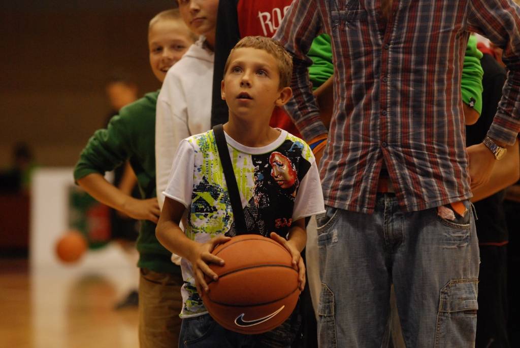 Starptautiskā basketbola turnīra "Liepājas Olimpiskā centra kauss 2009" laikā, kamēr "Liepājas lauvu" un "Tartu/Rock" basketbolisti atpūtās, jaunieši varēja piedalīties basketbola soda metienu konkursā. Gribētāju netrūka.
Autors: Uldis Dobelis