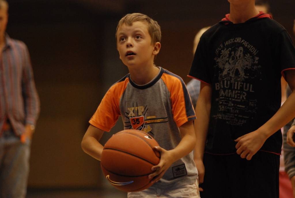 Starptautiskā basketbola turnīra "Liepājas Olimpiskā centra kauss 2009" laikā, kamēr "Liepājas lauvu" un "Tartu/Rock" basketbolisti atpūtās, jaunieši varēja piedalīties basketbola soda metienu konkursā. Gribētāju netrūka.
Autors: Uldis Dobelis