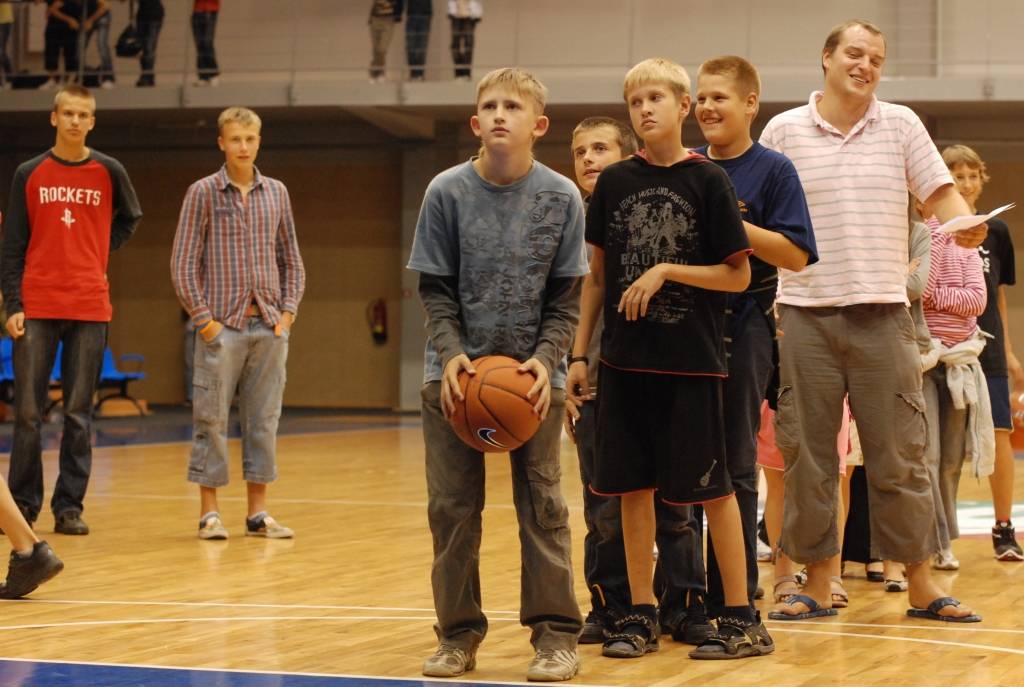Starptautiskā basketbola turnīra "Liepājas Olimpiskā centra kauss 2009" laikā, kamēr "Liepājas lauvu" un "Tartu/Rock" basketbolisti atpūtās, jaunieši varēja piedalīties basketbola soda metienu konkursā. Gribētāju netrūka.
Autors: Uldis Dobelis