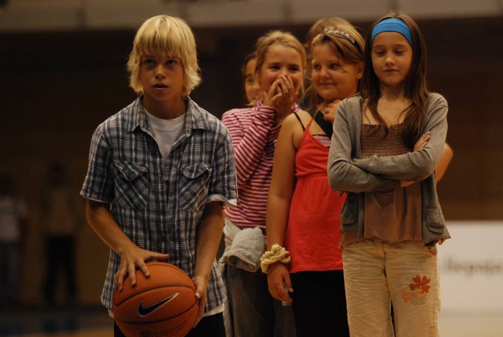 Starptautiskā basketbola turnīra "Liepājas Olimpiskā centra kauss 2009" laikā, kamēr "Liepājas lauvu" un "Tartu/Rock" basketbolisti atpūtās, jaunieši varēja piedalīties basketbola soda metienu konkursā. Gribētāju netrūka.
Autors: Uldis Dobelis