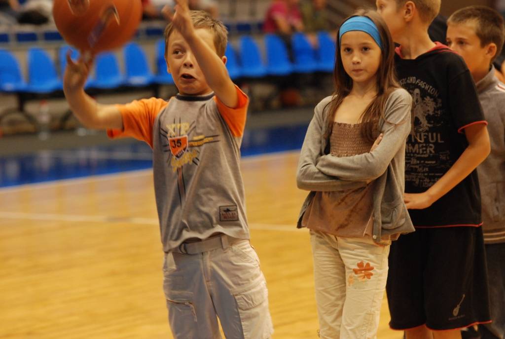 Starptautiskā basketbola turnīra "Liepājas Olimpiskā centra kauss 2009" laikā, kamēr "Liepājas lauvu" un "Tartu/Rock" basketbolisti atpūtās, jaunieši varēja piedalīties basketbola soda metienu konkursā. Gribētāju netrūka.
Autors: Uldis Dobelis