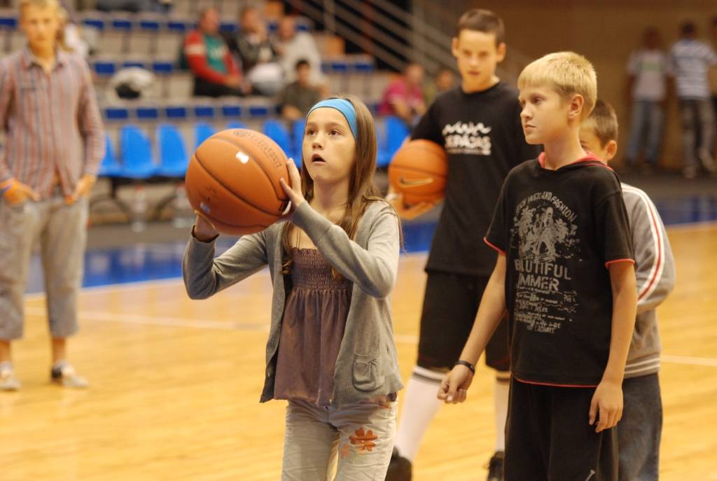 Starptautiskā basketbola turnīra "Liepājas Olimpiskā centra kauss 2009" laikā, kamēr "Liepājas lauvu" un "Tartu/Rock" basketbolisti atpūtās, jaunieši varēja piedalīties basketbola soda metienu konkursā. Gribētāju netrūka.
Autors: Uldis Dobelis