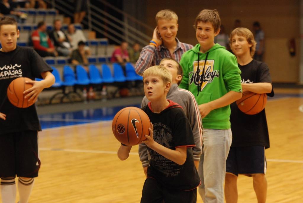 Starptautiskā basketbola turnīra "Liepājas Olimpiskā centra kauss 2009" laikā, kamēr "Liepājas lauvu" un "Tartu/Rock" basketbolisti atpūtās, jaunieši varēja piedalīties basketbola soda metienu konkursā. Gribētāju netrūka.
Autors: Uldis Dobelis