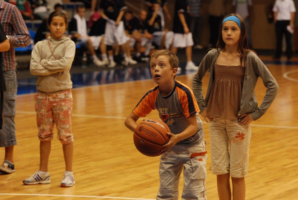 Starptautiskā basketbola turnīra "Liepājas Olimpiskā centra kauss 2009" laikā, kamēr "Liepājas lauvu" un "Tartu/Rock" basketbolisti atpūtās, jaunieši varēja piedalīties basketbola soda metienu konkursā. Gribētāju netrūka.
Autors: Uldis Dobelis