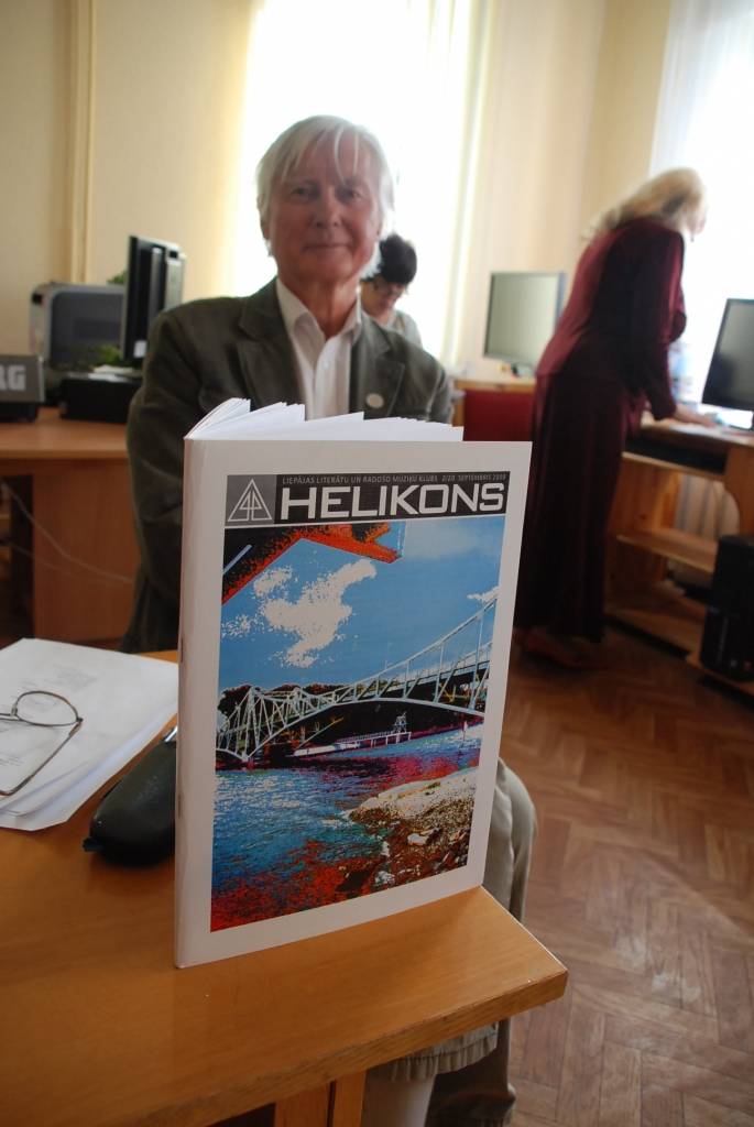 Vakar, 8. septembrī, Liepājas Centrālās zinātniskās bilbiotēkas telpās atvēra žurnāla "Helikons" 20. numuru. Ar tā saturu iepazīstināja redkolēģija, fragmentus lasīja aktieris Aivars Kalnarājs, Jānis Kuplais un Zigurds Akmentiņš, muzikālo...