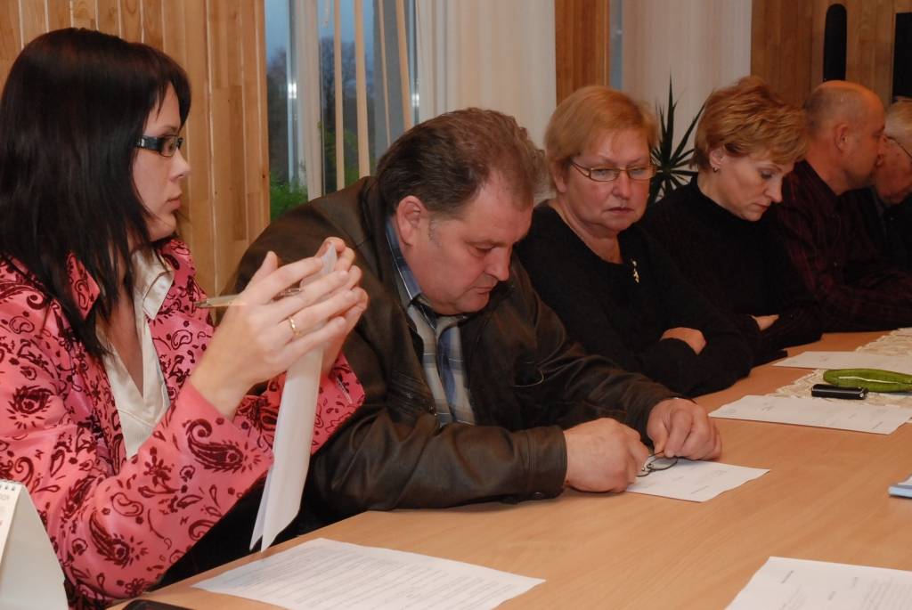 Šodien, 28. oktobrī, Rucavas novada domes ārkārtas sēdes darba kārtībā bija divi jautājumi – līdzšinējā novada domes priekšsēdētāja Viktora Čamana iesniegums par viņa atkāpšanos no amata un jaunā novada mēra ievēlēšana. Rucavas novada mēra...
