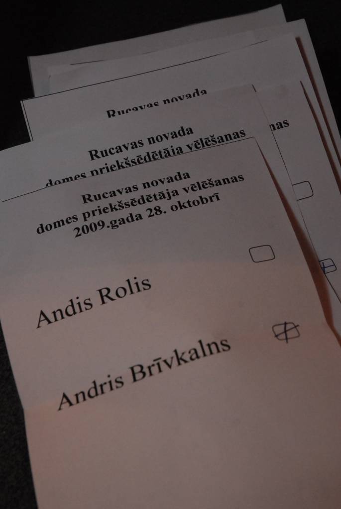 Šodien, 28. oktobrī, Rucavas novada domes ārkārtas sēdes darba kārtībā bija divi jautājumi – līdzšinējā novada domes priekšsēdētāja Viktora Čamana iesniegums par viņa atkāpšanos no amata un jaunā novada mēra ievēlēšana. Rucavas novada mēra...