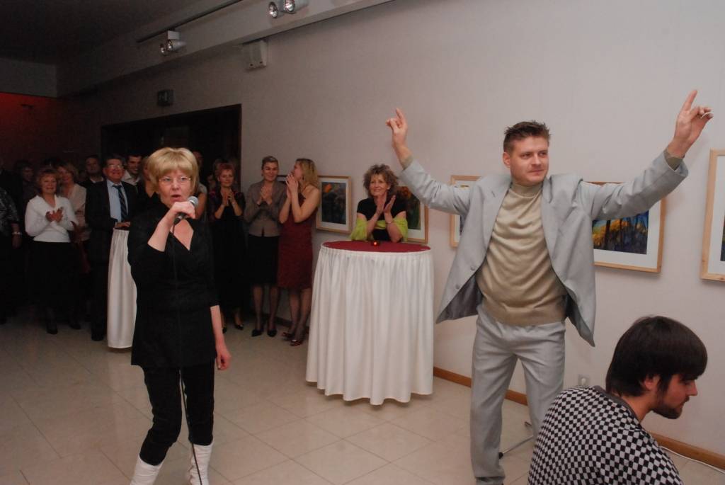 Sestdien, 24. oktobrī, uz rudenīgu šlāgerballi aicināja Liepājas latviešu biedrības nams. Šlāgerballē "Sirdspuksti rudenī" spēlēja grupa "Kokmuižas muzikanti" no Valmieras. Vakara gaitā klātesošos izklaidēja arī Liepājas teātra aktieris...
Autors: "Rekurzeme", portāls