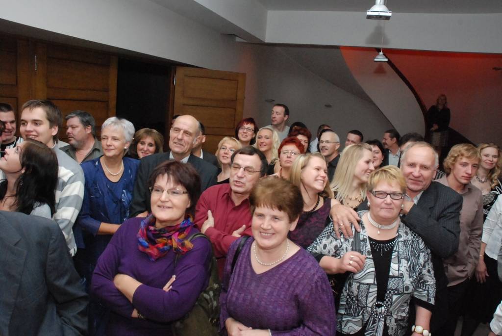 Sestdien, 24. oktobrī, uz rudenīgu šlāgerballi aicināja Liepājas latviešu biedrības nams. Šlāgerballē "Sirdspuksti rudenī" spēlēja grupa "Kokmuižas muzikanti" no Valmieras. Vakara gaitā klātesošos izklaidēja arī Liepājas teātra aktieris...
Autors: "Rekurzeme", portāls