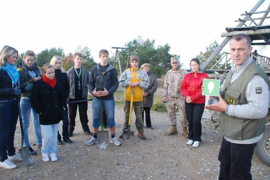 Atzīmējot otro gadadienu, kopš Pāvilostas pelēkā kāpa pasludināta par valsts nozīmes aizsargājamo teritoriju, piektdien Pāvilostas jaunsargi un dabas draugi iezīmēja daļu no pelēkās kāpas robežām. Līdz šim par to, kur tieši sākas dabas...
Autors: Sarmīte Štrausa