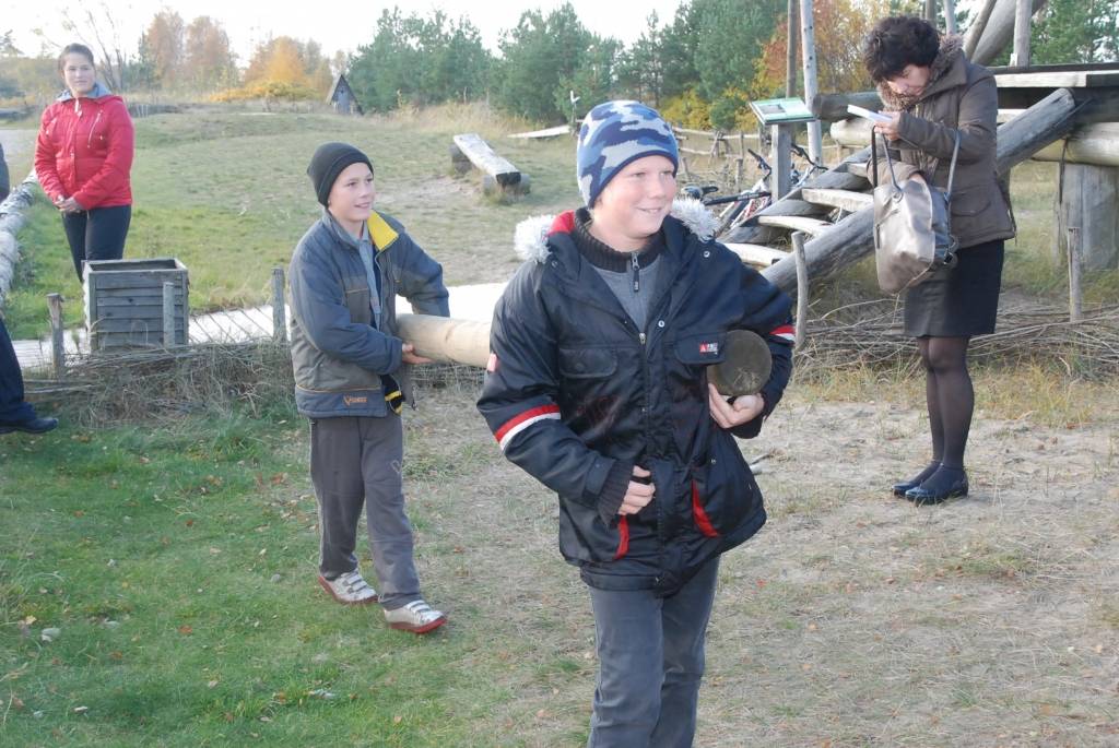 Atzīmējot otro gadadienu, kopš Pāvilostas pelēkā kāpa pasludināta par valsts nozīmes aizsargājamo teritoriju, piektdien Pāvilostas jaunsargi un dabas draugi iezīmēja daļu no pelēkās kāpas robežām. Līdz šim par to, kur tieši sākas dabas...
Autors: Sarmīte Štrausa
