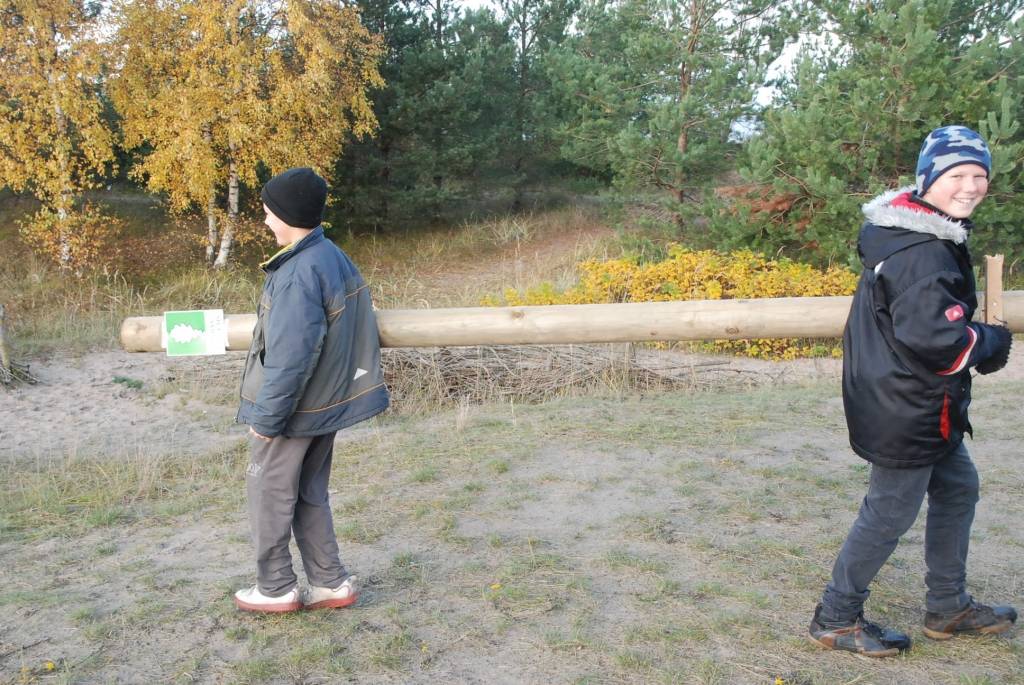 Atzīmējot otro gadadienu, kopš Pāvilostas pelēkā kāpa pasludināta par valsts nozīmes aizsargājamo teritoriju, piektdien Pāvilostas jaunsargi un dabas draugi iezīmēja daļu no pelēkās kāpas robežām. Līdz šim par to, kur tieši sākas dabas...
Autors: Sarmīte Štrausa
