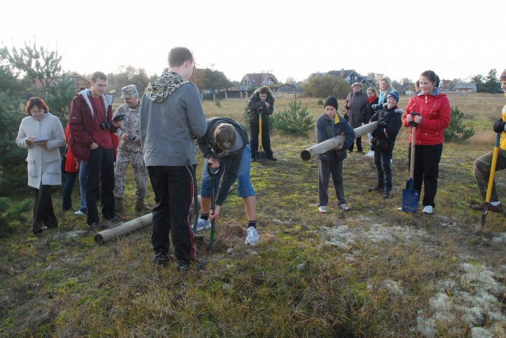 Atzīmējot otro gadadienu, kopš Pāvilostas pelēkā kāpa pasludināta par valsts nozīmes aizsargājamo teritoriju, piektdien Pāvilostas jaunsargi un dabas draugi iezīmēja daļu no pelēkās kāpas robežām. Līdz šim par to, kur tieši sākas dabas...
Autors: Sarmīte Štrausa