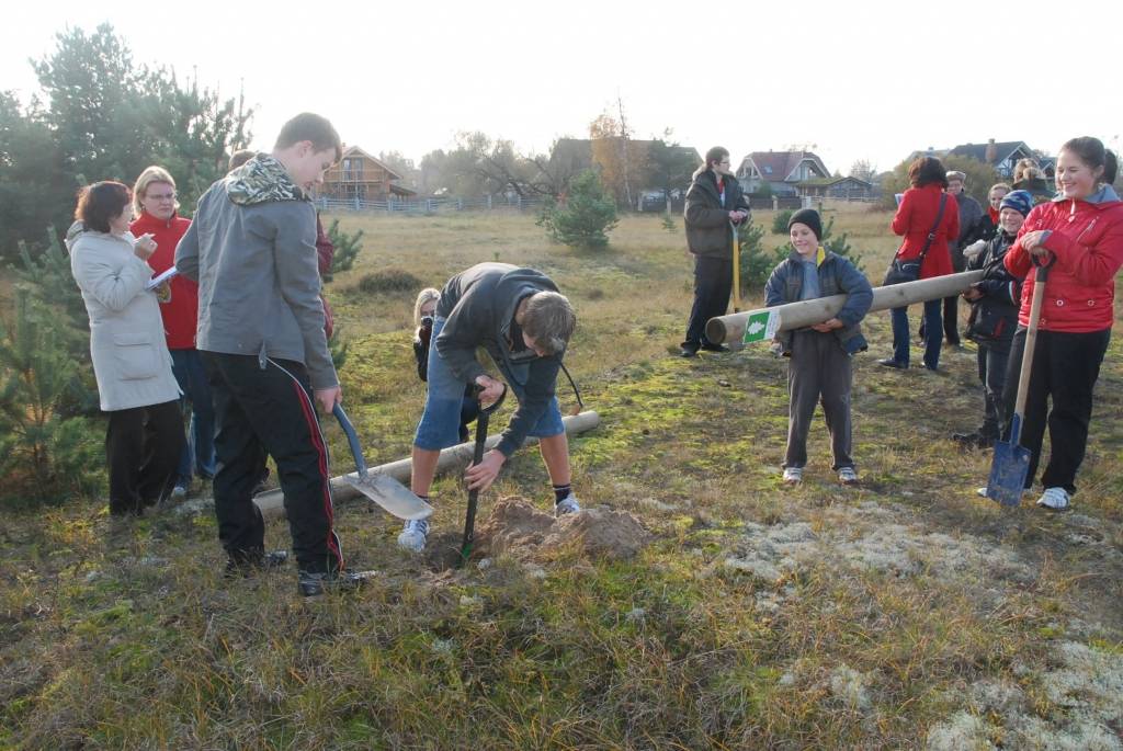 Atzīmējot otro gadadienu, kopš Pāvilostas pelēkā kāpa pasludināta par valsts nozīmes aizsargājamo teritoriju, piektdien Pāvilostas jaunsargi un dabas draugi iezīmēja daļu no pelēkās kāpas robežām. Līdz šim par to, kur tieši sākas dabas...
Autors: Sarmīte Štrausa