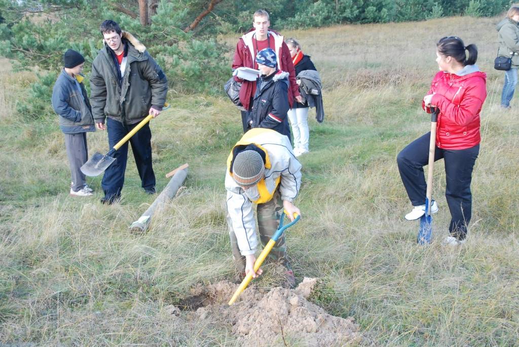 Atzīmējot otro gadadienu, kopš Pāvilostas pelēkā kāpa pasludināta par valsts nozīmes aizsargājamo teritoriju, piektdien Pāvilostas jaunsargi un dabas draugi iezīmēja daļu no pelēkās kāpas robežām. Līdz šim par to, kur tieši sākas dabas...
Autors: Sarmīte Štrausa