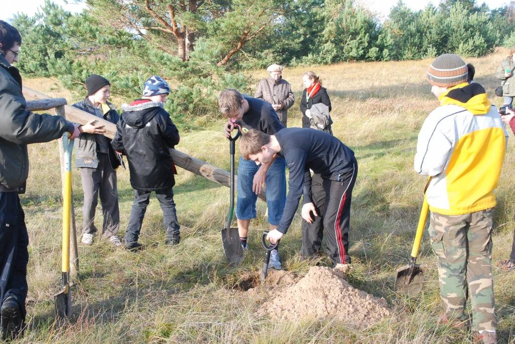 Atzīmējot otro gadadienu, kopš Pāvilostas pelēkā kāpa pasludināta par valsts nozīmes aizsargājamo teritoriju, piektdien Pāvilostas jaunsargi un dabas draugi iezīmēja daļu no pelēkās kāpas robežām. Līdz šim par to, kur tieši sākas dabas...
Autors: Sarmīte Štrausa