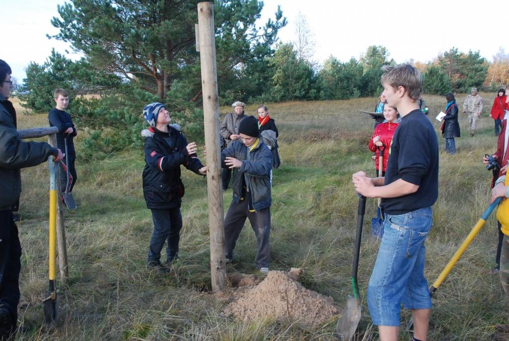 Atzīmējot otro gadadienu, kopš Pāvilostas pelēkā kāpa pasludināta par valsts nozīmes aizsargājamo teritoriju, piektdien Pāvilostas jaunsargi un dabas draugi iezīmēja daļu no pelēkās kāpas robežām. Līdz šim par to, kur tieši sākas dabas...
Autors: Sarmīte Štrausa