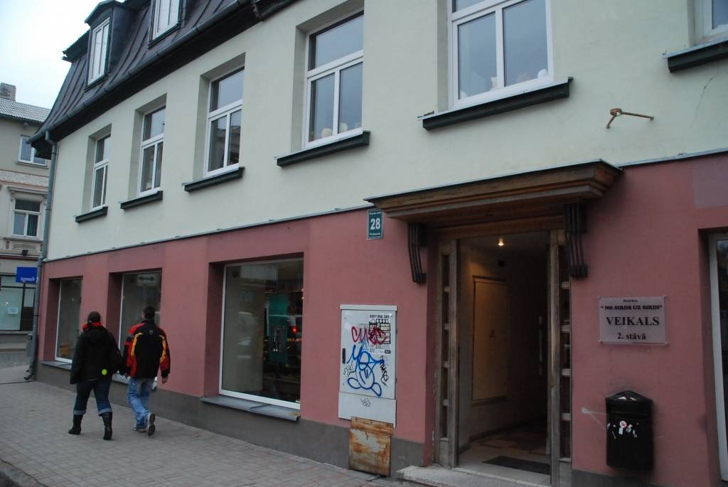 Pagaidām tikai trešdienās un sestdienās no pulksten 11 līdz 15 Liepājā, Pasta ielas 28. nama otrajā stāvā, ir atvērts biedrības “No sirds uz sirdi” veikaliņš, kura ienākumi tiek ziedoti bērnu centra “Atspulgs” vajadzībām.
“Esam...
Autors: Ilze Vainovska