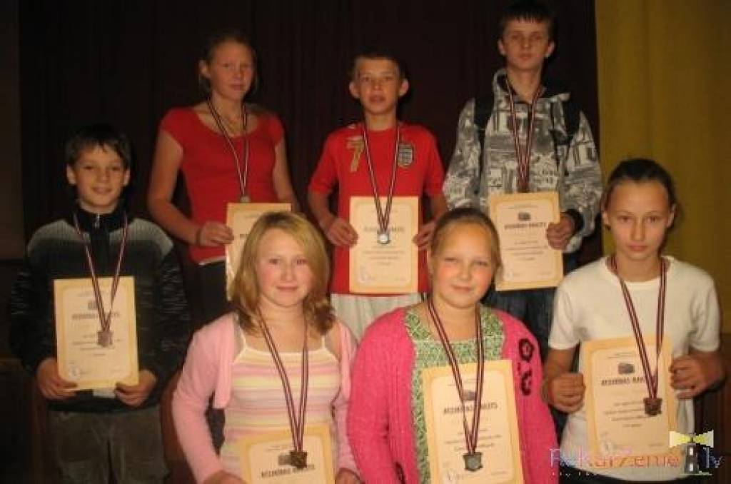 Durbes kultūras nama vadītāja Daira Vēlande portālam atsūtīja bildes no Durbes vidusskolas skolēnu apbalvošanas par iegūtajām godalgām Liepājas rajona orientēšanās sacensībās.
Autors: "Rekurzeme", portāls