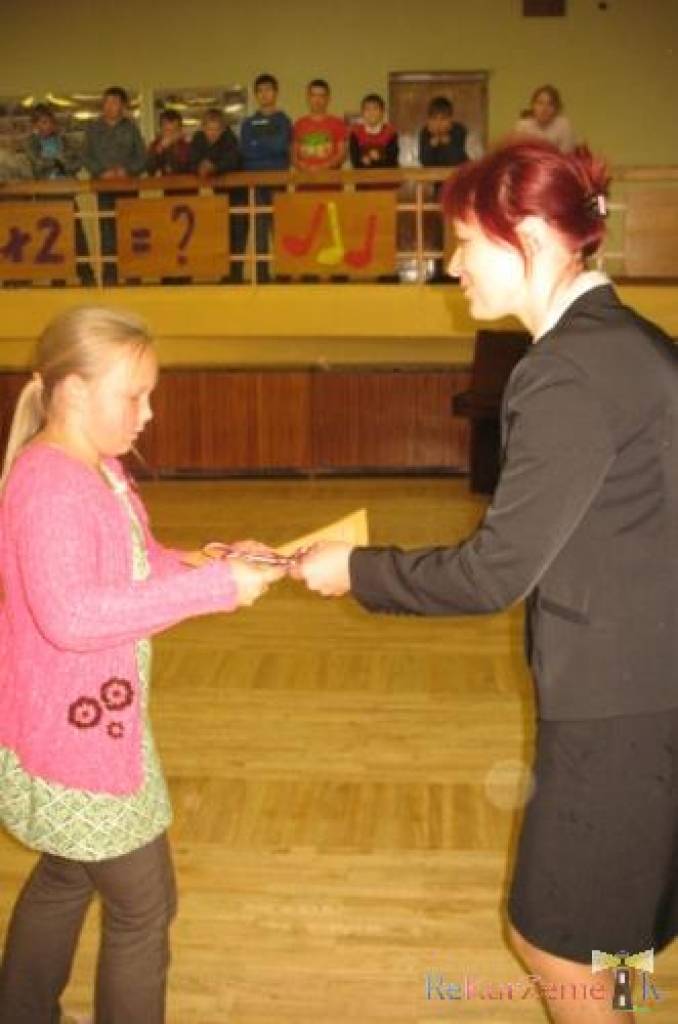 Durbes kultūras nama vadītāja Daira Vēlande portālam atsūtīja bildes no Durbes vidusskolas skolēnu apbalvošanas par iegūtajām godalgām Liepājas rajona orientēšanās sacensībās.
Autors: "Rekurzeme", portāls