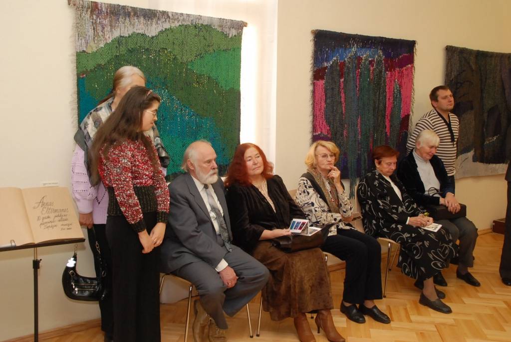 Piektdien, 9. oktobrī, Liepājas muzejā tika atklāta mākslinieces Annas Eltermanes 80. jubilejas izstāde "Arī cipresēm ir jāapsnieg", kas, šogad apraujoties mākslinieces dzīvei, kļuvusi par piemiņas izstādi. Izstādi plānojusi un darbus tai...
Autors: "Rekurzeme", portāls