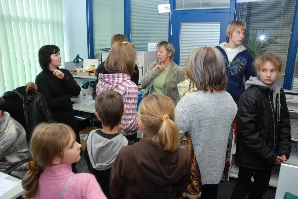 Šodien, 8. oktobrī, laikraksta "Kursas Laiks" redakcijā viesojās Krotes pamatskolas 5. un 9. klases skolēni un skolotājas.
Autors: Uldis Dobelis